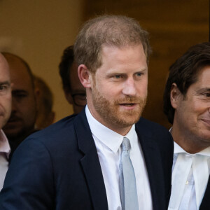 Accompagné de son avocat D.Sherborne, le prince Harry, duc de Sussex, quitte la Haute Cour de Londres au deuxième jour de son témoignage contre un tabloïd accusé de piratage de messageries téléphoniques. C'est la première apparition d'un membre de la famille royale à la barre en plus d'un siècle. Londres, le 7 juin 2023. 