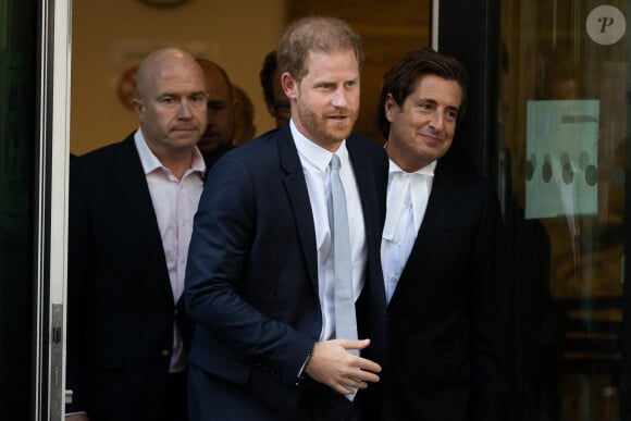 Accompagné de son avocat D.Sherborne, le prince Harry, duc de Sussex, quitte la Haute Cour de Londres au deuxième jour de son témoignage contre un tabloïd accusé de piratage de messageries téléphoniques. C'est la première apparition d'un membre de la famille royale à la barre en plus d'un siècle. Londres, le 7 juin 2023. 