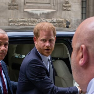 Le prince Harry, duc de Sussex, arrive devant la Haute Cour de Londres au deuxième jour de son témoignage contre un tabloïd accusé de piratage de messageries téléphoniques. C'est la première apparition d'un membre de la famille royale à la barre en plus d'un siècle. Londres, le 7 juin 2023. 