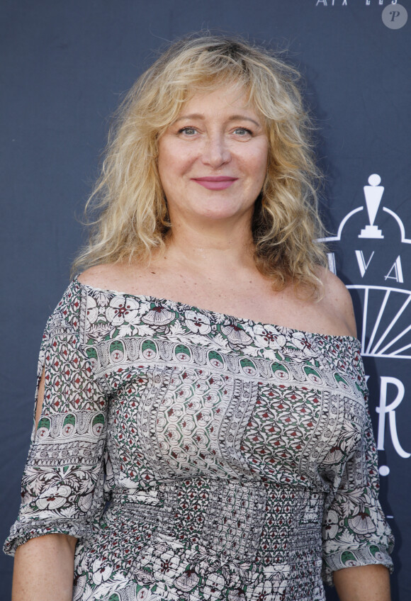 Exclusif - Julie Ferrier - Personnalités lors de la 2ème édition du Festival du Cinéma Français et Gastronomie d'Aix-les-Bains. Le 7 juin 2023 © Denis Guignebourg / Bestimage 