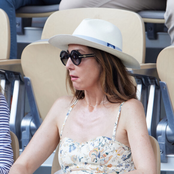 Les derniers matchs de Roland Garros attirent toujours du très beau monde.
Elsa Zylberstein en tribunes lors des Internationaux de France de tennis de Roland Garros 2023, à Paris, France, le 8 juin 2023. © Jacovides-Moreau/Bestimage