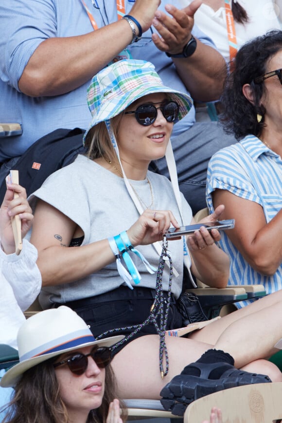 Les demi-finales de Roland Garros ont débuté le 8 juin 2023 avec une journée exclusivement féminine, côté simples.
Bérengère Krief en tribunes lors des Internationaux de France de tennis de Roland Garros 2023, à Paris, France, le 8 juin 2023. © Jacovides-Moreau/Bestimage