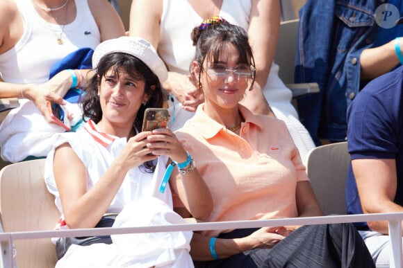 Eva Guide et Vanessa Guide en tribunes lors des Internationaux de France de tennis de Roland Garros 2023, à Paris, France, le 8 juin 2023. © Jacovides-Moreau/Bestimage