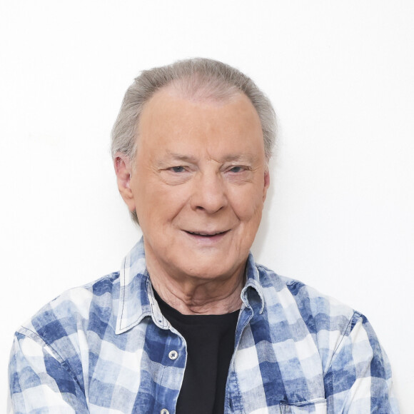 Mais le chanteur est coriace
Exclusif - Herbert Léonard - Herbert Léonard pose en marge de sa venue à TPMP People, enregistrée le 17/03/2023, présentée par M.Delormeau et diffusée le 18/03/2023 - Paris le 18/03/2023 - © Jack Tribeca / Bestimage 