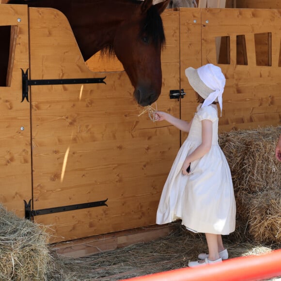 La princesse Gabriella a fait sensation grâce à sa tenue.
La princesse Gabriella de Monaco, comtesse de Carladès - 4ème rencontre des sites historiques Grimaldi sur la place du palais Princier à Monaco le 10 juin 2023. © Claudia Albuquerque / Bestimage 