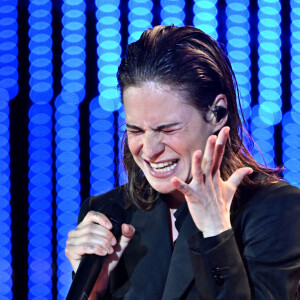 Le nouvel album de Christine and the Queens a pour titre Paranoïa, Angels, True Love.
Héloïse Adélaïde Letissier (Christine and the Queens, Redcar) - Enregistrement de l'émission "Cannes chante le Cinéma" sur la célèbre plage Macé de Cannes, le 25 mai 2023 lors de la 76ème édition du Festival de Cannes le 25 mai 2023. La diffusion du show se fera sur France 2, le samedi 27 mai après la cérémonie de la remise de la Palme d'Or qui est retransmise en direct depuis le Palais des Festivals. Cette soirée exceptionnelle réunira les plus grands artistes de la musique et du cinéma pour célébrer le 7ème art en musique, offrant ainsi un hommage vibrant au monde du cinéma. Ce concert, qui se déroulera en plein air dans un cadre somptueux, marquera la clôture de la 76e édition du Festival de Cannes. Les artistes interpréteront en solo ou en duo les plus belles chansons de films français et internationaux, accompagnés par l'Orchestre national de Cannes sous la direction de Benjamin Levy. Parmi les artistes attendus figurent C. and the Queen, S. Pamart, Louane, C. Ringer, T. Dutronc et bien d'autres. Leur performance donnera vie aux musiques emblématiques du cinéma dans un concert unique. Cet événement exceptionnel sera diffusé sur France 2, le samedi 27 mai à 21h50, permettant ainsi au public de revivre les moments forts de cette soirée magique. Il est à noter que l'entrée est libre dans la limite des places disponibles, avec une réservation préalable requise. L'événement "Cannes chante le cinéma" promet d'être une soirée mémorable, où les mélodies du cinéma résonneront sous les étoiles de Cannes, créant ainsi une symbiose parfaite entre la musique et le 7ème art. © Bruno Bebert-Tiziano da Silva/Bestimage