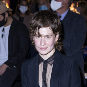 Héloïse Adélaïde Letissier (Christine and the Queens) - Front Row du défilé de mode prêt-à-porter printemps-été 2021 "Dior" au Jardin des Tuileries à Paris. Le 29 septembre 2020 © Olivier Borde / Bestimage 