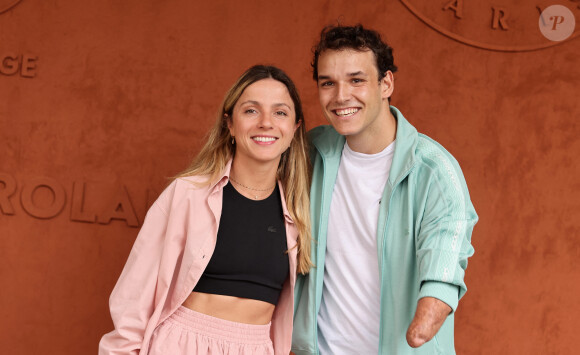 Le nageur et comédien Théo Curin a posé pour la première officiellement avec sa compagne Marie-Camille Fabas à Roland-Garros
Théo Curin et sa compagne Marie-Camille Fabas au village lors des Internationaux de France de tennis de Roland Garros 2023, à Paris, France, le 11 juin 2023. © Jacovides-Moreau/Bestimage