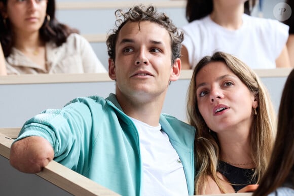 Théo Curin et sa compagne Marie-Camille Fabas - Célébrités en tribunes des Internationaux de France de tennis de Roland Garros 2023 à Paris le 11 juin 2023. © Jacovides-Moreau/Bestimage 