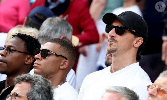 Kylian Mbappé et Zlatan Ibrahimovic - Célébrités en tribunes des Internationaux de France de tennis de Roland Garros 2023 à Paris le 11 juin 2023. © Jacovides-Moreau/Bestimage 