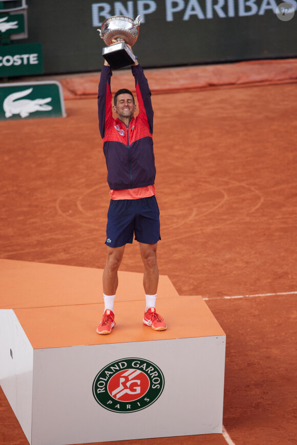 Avant de faire son bilan de ces quinze derniers jours et de la compétition qui s'est terminée sur la victoire de Novak Djokovic.
Novak Djokovic - Novak Djokovic remporte les Internationaux de France de tennis de Roland Garros 2023 face à Casper Ruud (7-6 [7-1], 6-3, 7-5) à Paris le 11 juin 2023. Novak Djokovic s'adjuge un 23ème titre record en Grand Chelem et dépasse Rafael Nadal, bloqué à 22 titres et forfait cette année. © Jacovides-Moeau/Bestimage