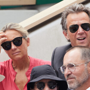 Et encore une fois, elle était accompagnée de son mari Arthur Sadoun.
Anne-Sophie Lapix et son mari Arthur Sadoun - Célébrités en tribunes des Internationaux de France de tennis de Roland Garros 2023 à Paris le 11 juin 2023. © Jacovides-Moreau/Bestimage