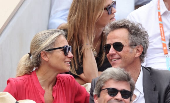 Le couple est apparu souriant et radieux dans les tribunes, l'esprit libéré des tracas de la maladie dont a souffert l'homme d'affaires. 
Anne-Sophie Lapix et son mari Arthur Sadoun - Célébrités en tribunes des Internationaux de France de tennis de Roland Garros 2023 à Paris le 11 juin 2023. © Jacovides-Moreau/Bestimage