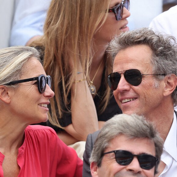 Le couple est apparu souriant et radieux dans les tribunes, l'esprit libéré des tracas de la maladie dont a souffert l'homme d'affaires. 
Anne-Sophie Lapix et son mari Arthur Sadoun - Célébrités en tribunes des Internationaux de France de tennis de Roland Garros 2023 à Paris le 11 juin 2023. © Jacovides-Moreau/Bestimage