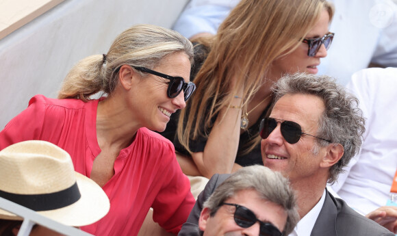 Anne-Sophie Lapix et son mari Arthur Sadoun - Célébrités en tribunes des Internationaux de France de tennis de Roland Garros 2023 à Paris le 11 juin 2023. © Jacovides-Moreau/Bestimage