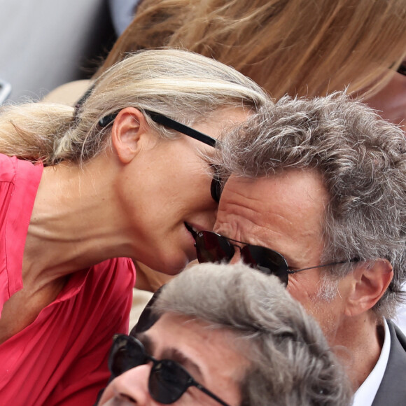 Car le PDG de Publicis depuis 2017 se remet doucement d'une bataille contre une tumeur cancéreuse des amygdales diagnostiquée en cours de l'année 2022. 
Anne-Sophie Lapix et son mari Arthur Sadoun - Célébrités en tribunes des Internationaux de France de tennis de Roland Garros 2023 à Paris le 11 juin 2023. © Jacovides-Moreau/Bestimage