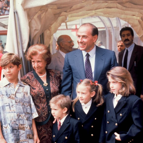 Silvio Berlusconi est mort ce lundi.
Silvio Berlusconi avec sa mère et ses enfants