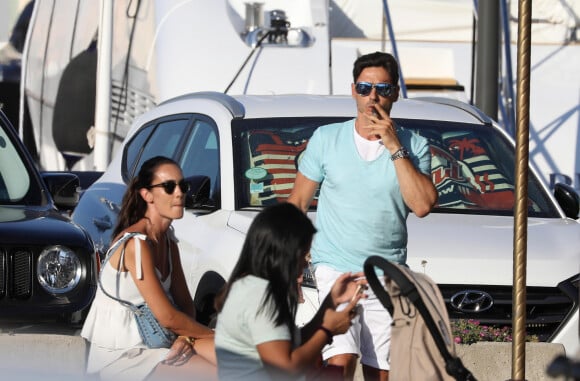Pier Silvio Berlusconi avec sa compagne Silvia Toffanin et leurs enfants Sofia et Lorenzo, se promènent sur le port de St-Tropez, le 12 juillet 2019.