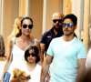 En août 2020, c'est Le Figaro qui dévoilait ce casting des "cinq héritiers du Cavaliere".
Pier Silvio Berlusconi avec sa compagne Silvia Toffanin et leurs enfants Sofia et Lorenzo, se promènent sur le port de St-Tropez, le 12 juillet 2019. 