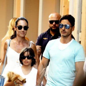En août 2020, c'est Le Figaro qui dévoilait ce casting des "cinq héritiers du Cavaliere".
Pier Silvio Berlusconi avec sa compagne Silvia Toffanin et leurs enfants Sofia et Lorenzo, se promènent sur le port de St-Tropez, le 12 juillet 2019. 