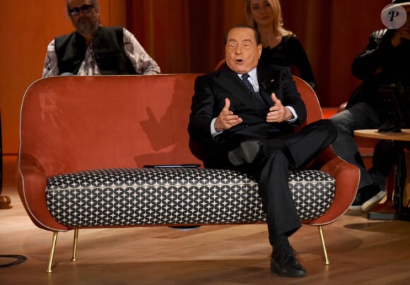 Silvio Berlusconi - Albano chante pour Silvio Berlusconi sur le plateau de l'émission de télévision "Maurizio Costanzo Show" à Rome, le 12 novembre 2019. Albano était accompagné de deux de ses enfants. © Imago / Panoramic / Bestimage. 