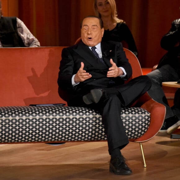 Silvio Berlusconi - Albano chante pour Silvio Berlusconi sur le plateau de l'émission de télévision "Maurizio Costanzo Show" à Rome, le 12 novembre 2019. Albano était accompagné de deux de ses enfants. © Imago / Panoramic / Bestimage. 