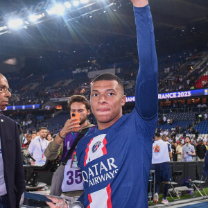 L'attaquant du PSG vient de signifier à son club qu'il ne souhaitait pas prolonger l'aventure à Paris
 
Kylian Mbappé lors de la cérémonie de remise du trophée de champion de France au Paris Saint-Saint-Germain (PSG) après le match de football Ligue 1 Uber Eats opposant le Paris Saint-Germain (PSG) au Clermont Foot 63 au Parc des Princes à Paris, France, le 3 juin 2023. Clermont a gagné 3-2. © Philippe Lecoeur/Pool/Bestimage