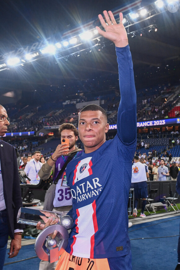 L'attaquant du PSG vient de signifier à son club qu'il ne souhaitait pas prolonger l'aventure à Paris
 
Kylian Mbappé lors de la cérémonie de remise du trophée de champion de France au Paris Saint-Saint-Germain (PSG) après le match de football Ligue 1 Uber Eats opposant le Paris Saint-Germain (PSG) au Clermont Foot 63 au Parc des Princes à Paris, France, le 3 juin 2023. Clermont a gagné 3-2. © Philippe Lecoeur/Pool/Bestimage