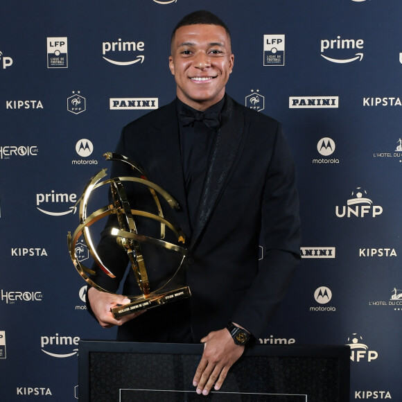 Kylian Mbappé (trophée du meilleur joueur de la saison de Ligue 1 pour la 4ème année consécutive) dans la press-room de la 31ème cérémonie des "Trophées UNFP" au Pavillon Gabriel. Paris, le 28 mai 2023.