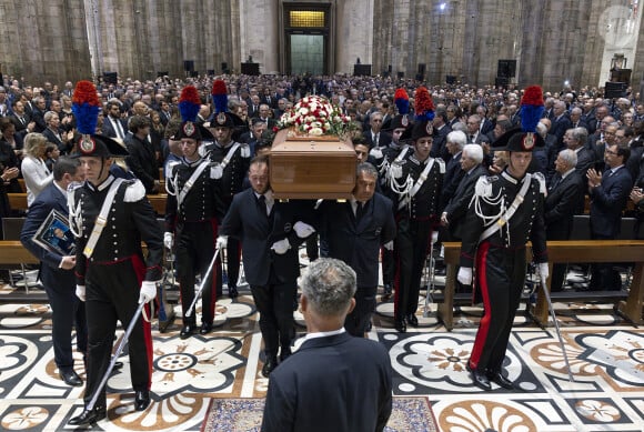Ils ont pu dire au revoir une dernière fois à Silvio Berlusconi.
Illustration - Obsèques de Silvio Berlusconi au Duomo à Milan. Le 14 juin 2023 © ANSA / Zuma Press / Bestimage 