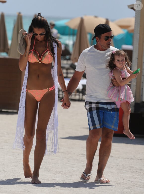 Jade Forêt gère tout elle, avec l'aide de son époux Arnaud Lagardère.
Exclusif - Arnaud Lagardère avec sa femme Jade Foret (Lagardère) et leurs enfants Liva, Mila et Emery se relaxent sur une plage de Miami le 9 avril 2017.