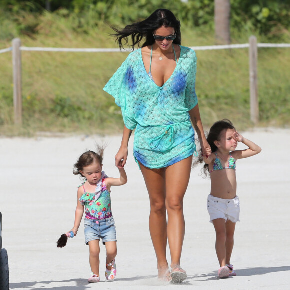 Dans son couple, elle livre qui est le plus sévère d'entre elle et son puissant mari.
Arnaud Lagardère, sa femme Jade Foret (Lagardère) et leurs enfants Liva, Mila et Emery en vacances à la plage à Miami le 25 octobre 2016.
