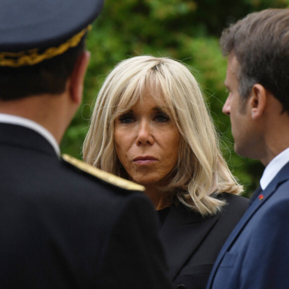Sébastien, Laurence et Tiphaine, ainsi que leurs conjoints et leurs familles, ont tous des emplois du temps différents.
Le président de la République Emmanuel Macron et sa femme Brigitte Macron à la préfecture de Haute-Savoie, au lendemain d'une attaque massive au couteau dans un parc à Annecy, France, le 9 juin 2023. © Mourad Allili/Pool/Bestimage