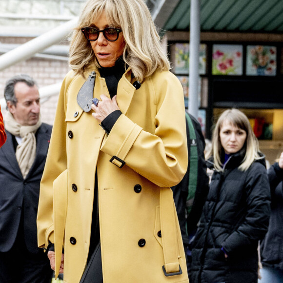 Brigitte Macron a hâte de profiter des beaux jours.
La Première Dame française Brigitte Macron et la reine des Pays-Bas visitent le Jardin botanique Keukenhof dans le cadre de la visite d'État du couple présidentiel français aux Pays-Bas, jour 2 à Lisse, Pays-Bas, le 12 avril 2023. 