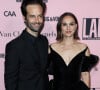 Natalie Portman et leurs deux enfants étaient également du voyage pour le soutenir.
Benjamin Millepied et sa femme Natalie Portman au photocall de la soirée "L.A. Dance Project 2021 Gala" à Los Angeles, le 17 octobre 2021. 
