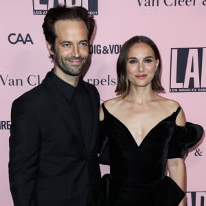 Natalie Portman et leurs deux enfants étaient également du voyage pour le soutenir.
Benjamin Millepied et sa femme Natalie Portman au photocall de la soirée "L.A. Dance Project 2021 Gala" à Los Angeles, le 17 octobre 2021. 