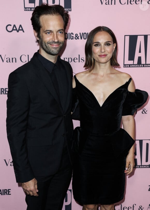 Natalie Portman et leurs deux enfants étaient également du voyage pour le soutenir.
Benjamin Millepied et sa femme Natalie Portman au photocall de la soirée "L.A. Dance Project 2021 Gala" à Los Angeles, le 17 octobre 2021. 