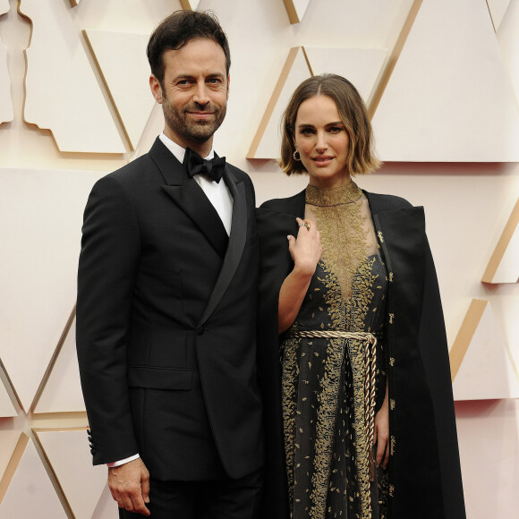 Pour rappel, Benjamin Millepied s'est récemment réinstallé en France.
Natalie Portman (cape et robe Dior Haute Couture) et son mari Benjamin Millepied lors du photocall des arrivées de la 92ème cérémonie des Oscars 2020 au Hollywood and Highland à Los Angeles, Californie, Etats-Unis, le 9 février 2020. 