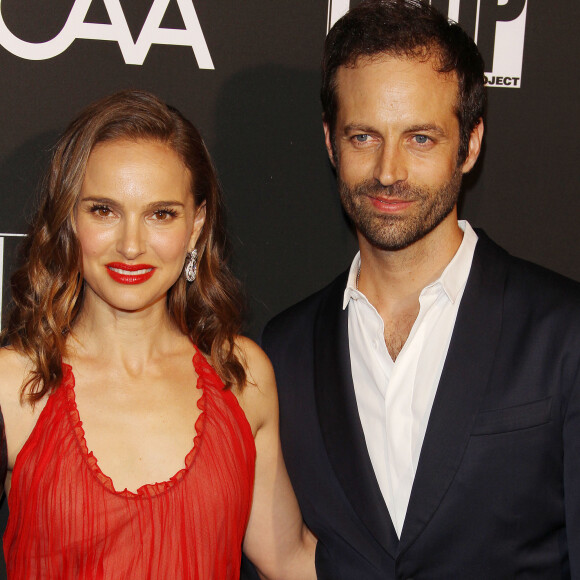 Un retour soudain qui avait lancé de fortes rumeurs autour d'une séparation du couple.
Natalie Portman et son mari Benjamin Millepied - Les célébrités posent lors du photocall de la soirée "L.A. Dance Project" à Los Angeles