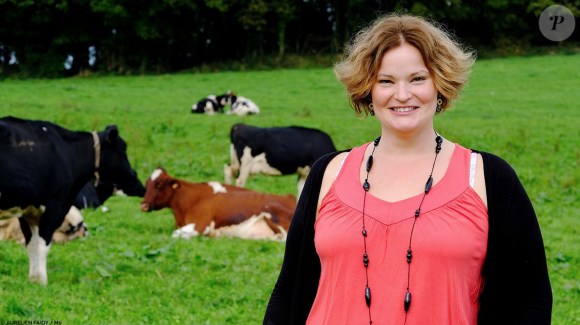 Aude s'aide désormais d'une machine miraculeuse sur son exploitation.
Aude, éleveuse de vaches laitières en Bretagne. "L'amour est dans le pré".