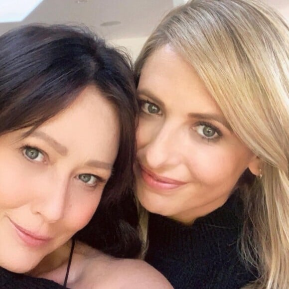 Atteinte d'un cancer du sein en 2015, Shannen Doherty a fait une récidive de stade 4 en 2020... puis une autre, au début de l'année 2023.
Shannen Doherty et Sarah Michelle Gellar sur Instagram.