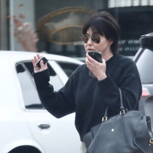 Le 5 janvier 2023, son scanner CT a montré des métastases au niveau du cerveau.
Exclusif - Shannen Doherty se promène dans les rues de Malibu le 16 mars 2023.