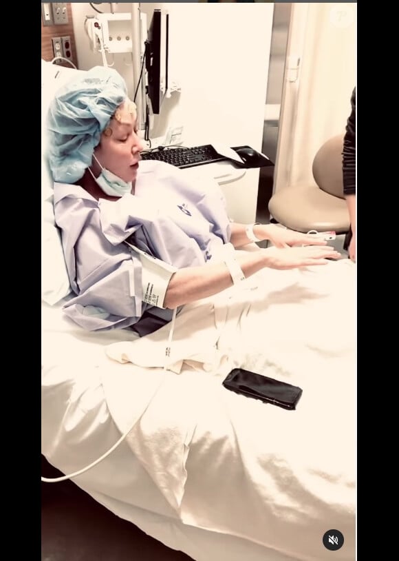 Malheureusement, le cancer ne respecte aucune règle, aucun espoir.
Shannen Doherty sur son lit d'hôpital.