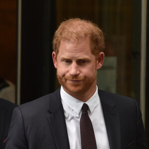 Le prince Harry, duc de Sussex, à la sortie de la la Haute Cour de Londres pour témoigner contre un tabloïd accusé de piratage de messageries téléphoniques. Le 6 juin 2023. 