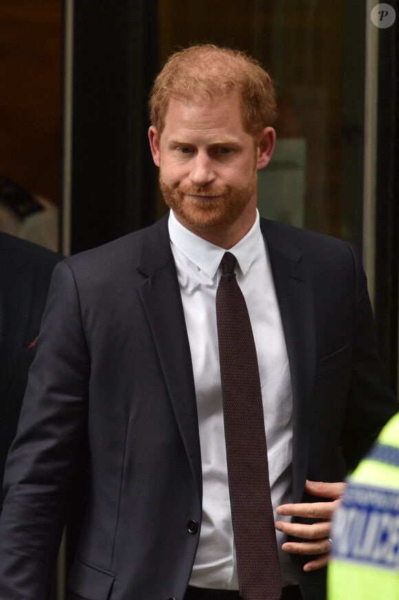 Le prince Harry, duc de Sussex, à la sortie de la la Haute Cour de Londres pour témoigner contre un tabloïd accusé de piratage de messageries téléphoniques. Le 6 juin 2023. 