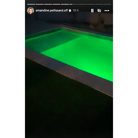 Amandine Pellissard filme sa piscine qui s'illumine, le tout avec une cigarette à la main alors qu'elle est enceinte.