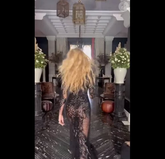 On la voit marcher dans une pièce richement décorée, portant une robe transparente laissant entrapercevoir ses formes.
Adriana Karembeu sur Instagram. Le 16 juin 2023.