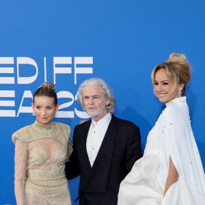 Anna Hiltrop, Hermann Bühlbecker et Adriana Karembeu - Photocall du gala de l'AmFar 2023 à l'Hôtel du Cap-Eden-Roc, Antibes, lors du 76ème Festival International du Film de Cannes. Le 25 mai 2023. © Moreau-Jacovides / Bestimage