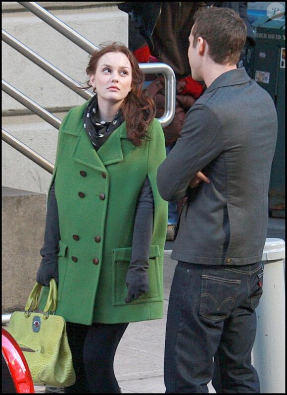 Leighton Meester et un bel inconnu (peut-être son nouvel amour dans GG) sur le tournage de Gossip Girl, le 1er mars 2010