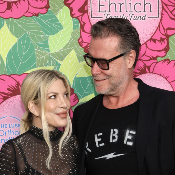 Tori Spelling, Dean McDermott au photocall du gala caritatif "Stands for Kids" au profit du "Luskin Orthopaedic Institute for Children" à Los Angeles, le 11 juin 2023.